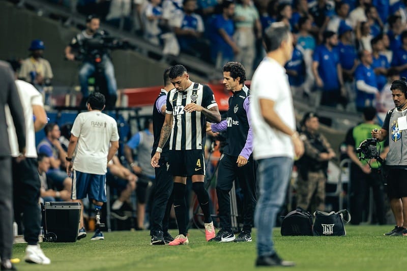 Zagueiro do Atlético é substituído após queda feia com a cabeça no chão - QTU Questões do Universo