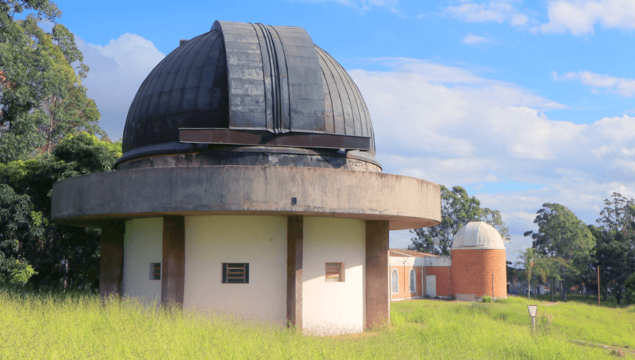 A programação começa às 23h, pouco antes do início do fenômeno, e vai até 3h, quando o eclipse termina