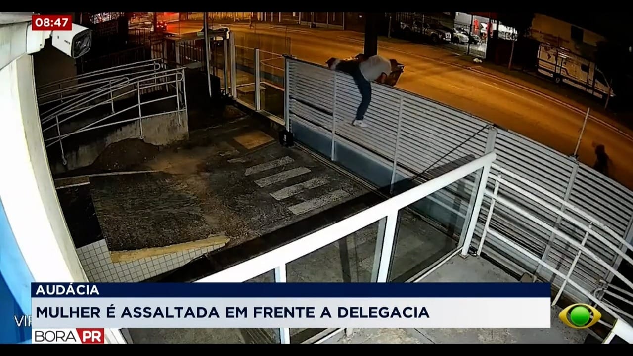 Policial pula muro de delegacia para tentar evitar assalto em Curitiba