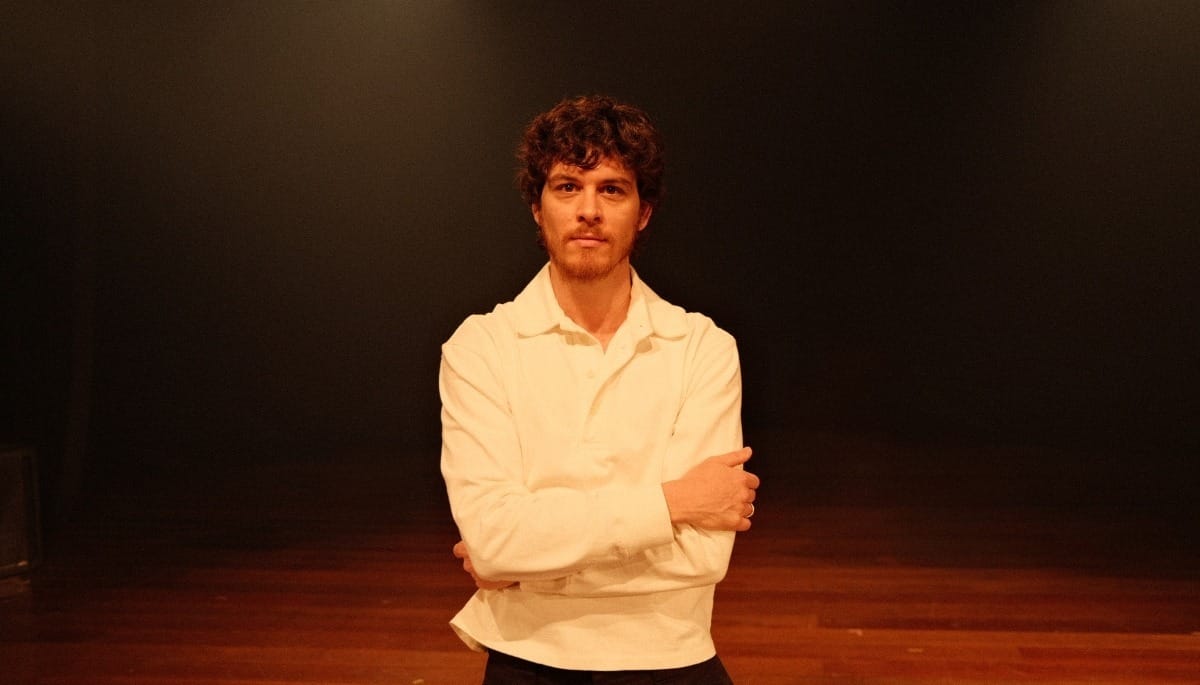 João Vithor Oliveira ressignifica ofício de ator em peça inspirada no tio - QTU Questões do Universo