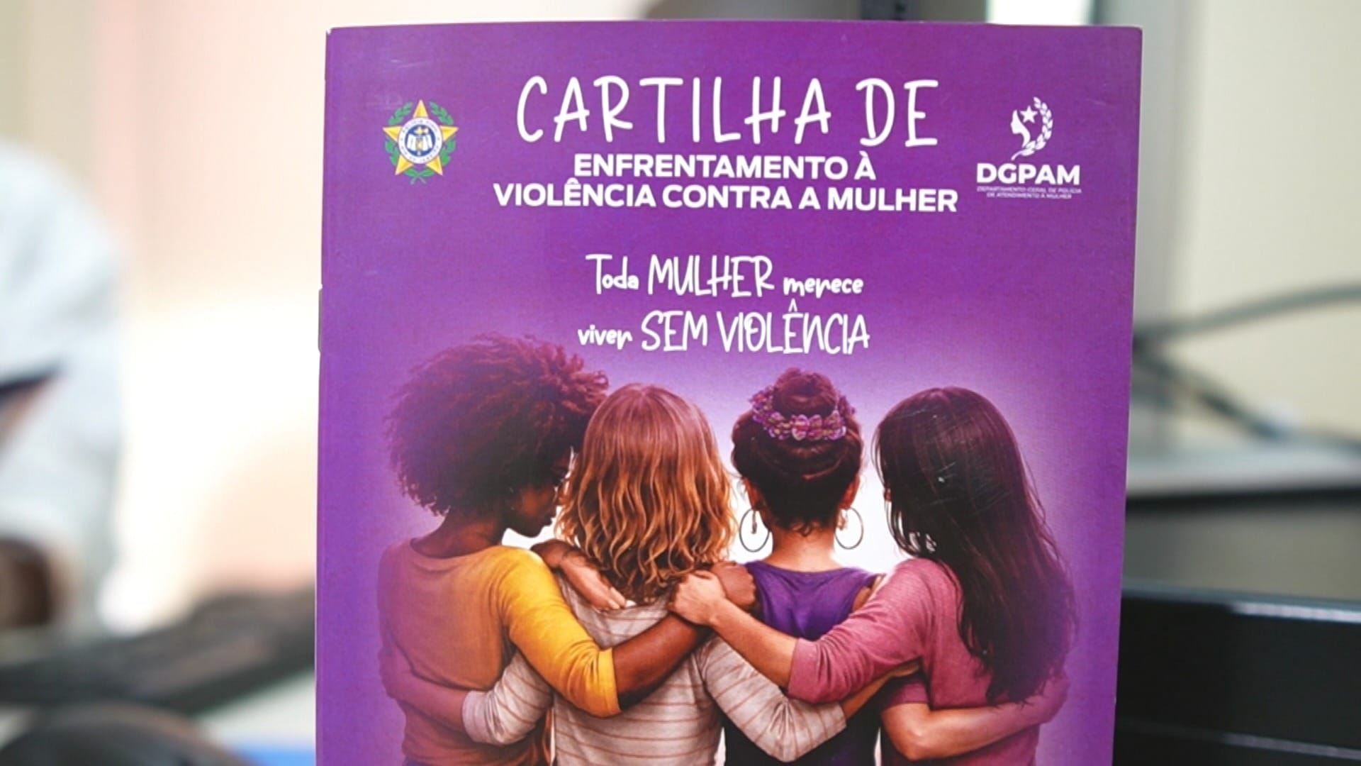 Polícia lança cartilha para ajudar a reconhecer sinais de relação abusiva - QTU Questões do Universo