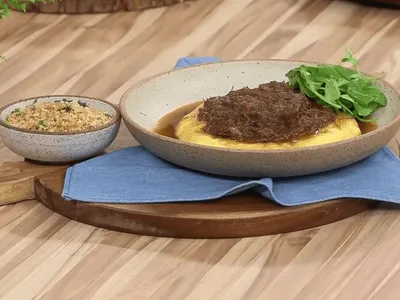 Rabada com polenta cremosa e farofa de panko | Band Receitas