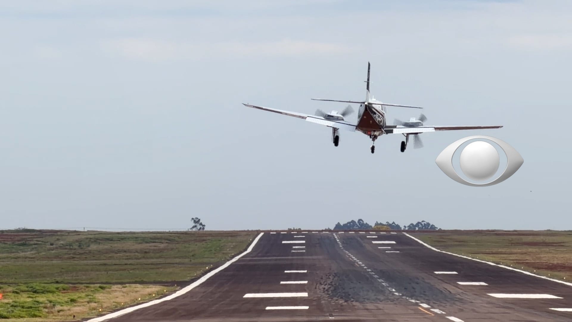 Vídeo: Avião faz pouso de emergência no Aeroporto de Cascavel - QTU Questões do Universo