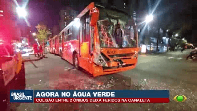 Ônibus biarticulados batem e deixam ferido no Água Verde, em Curitiba
