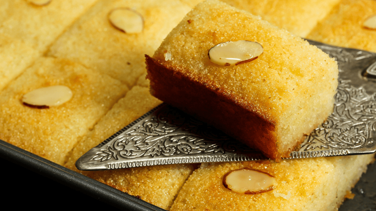 Prepare um bolo de semolina com amêndoas e calda cítrica