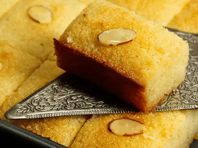 Prepare um bolo de semolina com amêndoas e calda cítrica