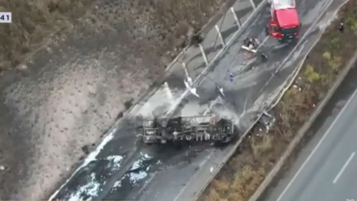 Caminhão-tanque pega fogo e causa acidente em rodovia de BH