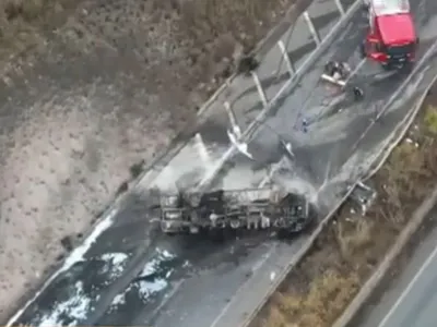 Caminhão-tanque pega fogo e causa acidente em rodovia de BH