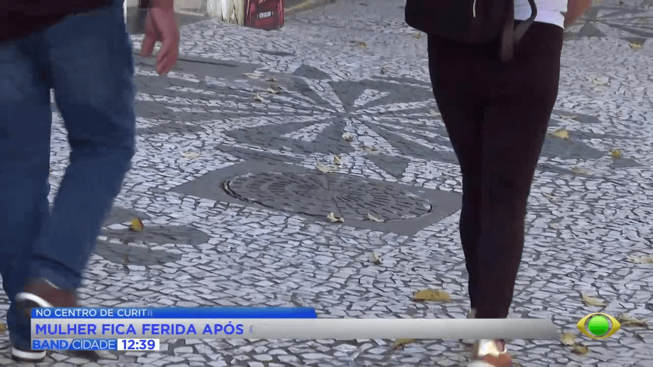 Idosa cai em bueiro aberto no calçadão da Rua XV em Curitiba