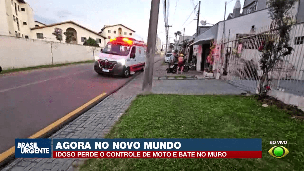 Idoso perde controle do carro e atinge muro no Novo Mundo