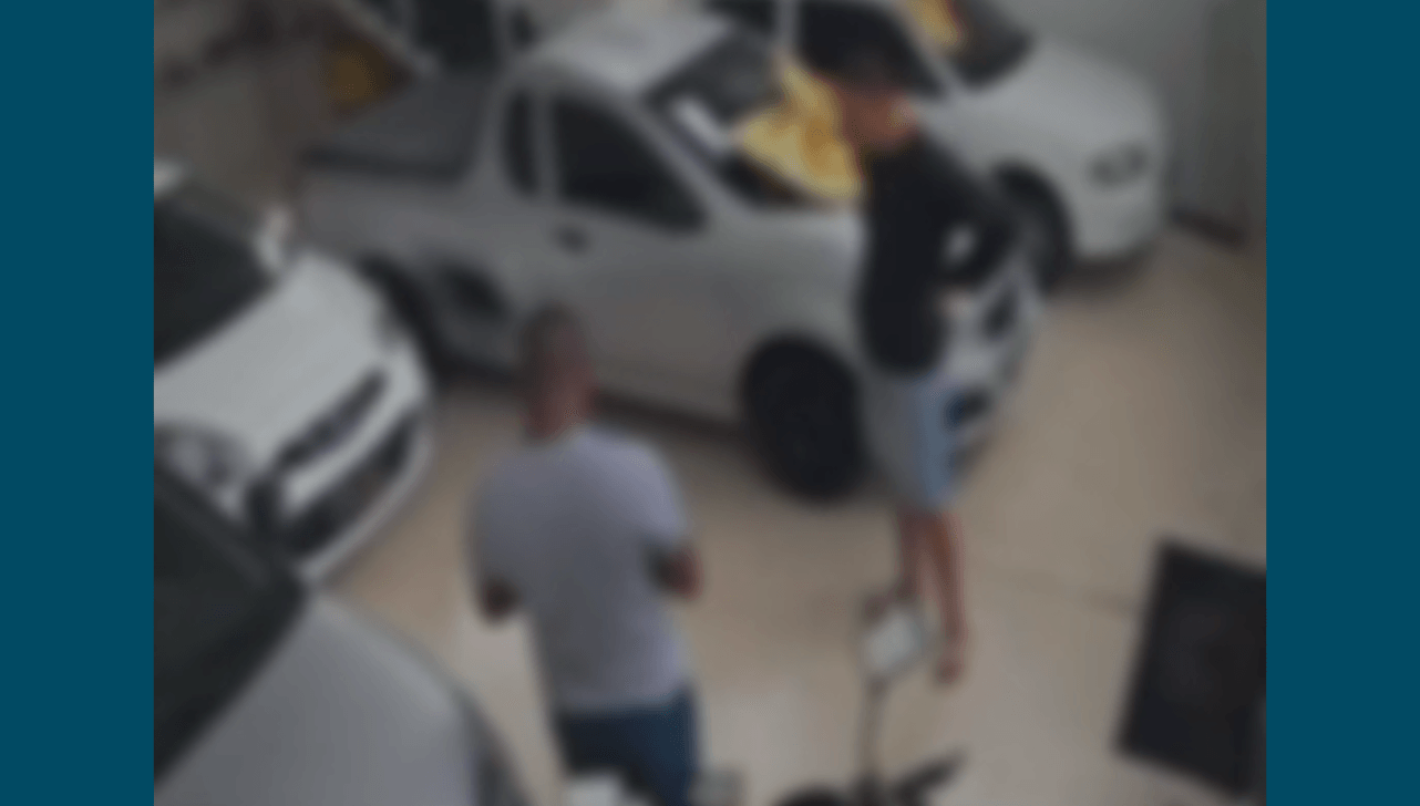 VÍDEO: dupla é presa após furtar motocicleta de loja em Limeira