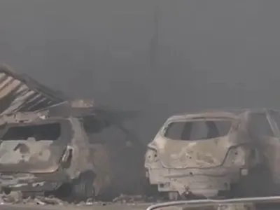 SP: Incêndio de grandes proporções atinge galpão de tintas em Guarulhos