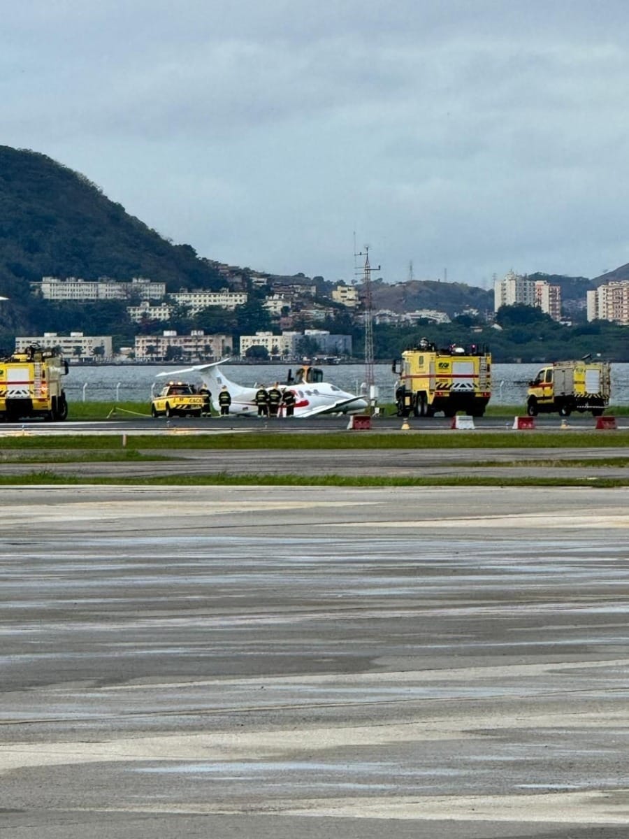 RJ: avião derrapa na pista, quase cai no mar e fecha Santos Dumont - QTU Questões do Universo