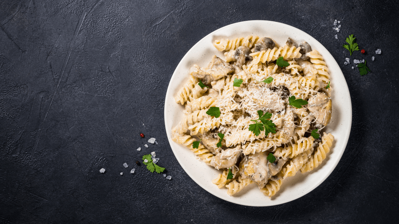 Reaproveite o frango assado e faça uma macarronada cremosa com essas dicas - QTU Questões do Universo