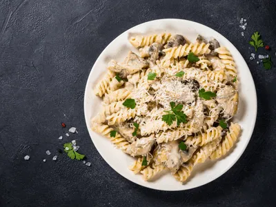 Reaproveite o frango assado e faça uma macarronada cremosa com essas dicas