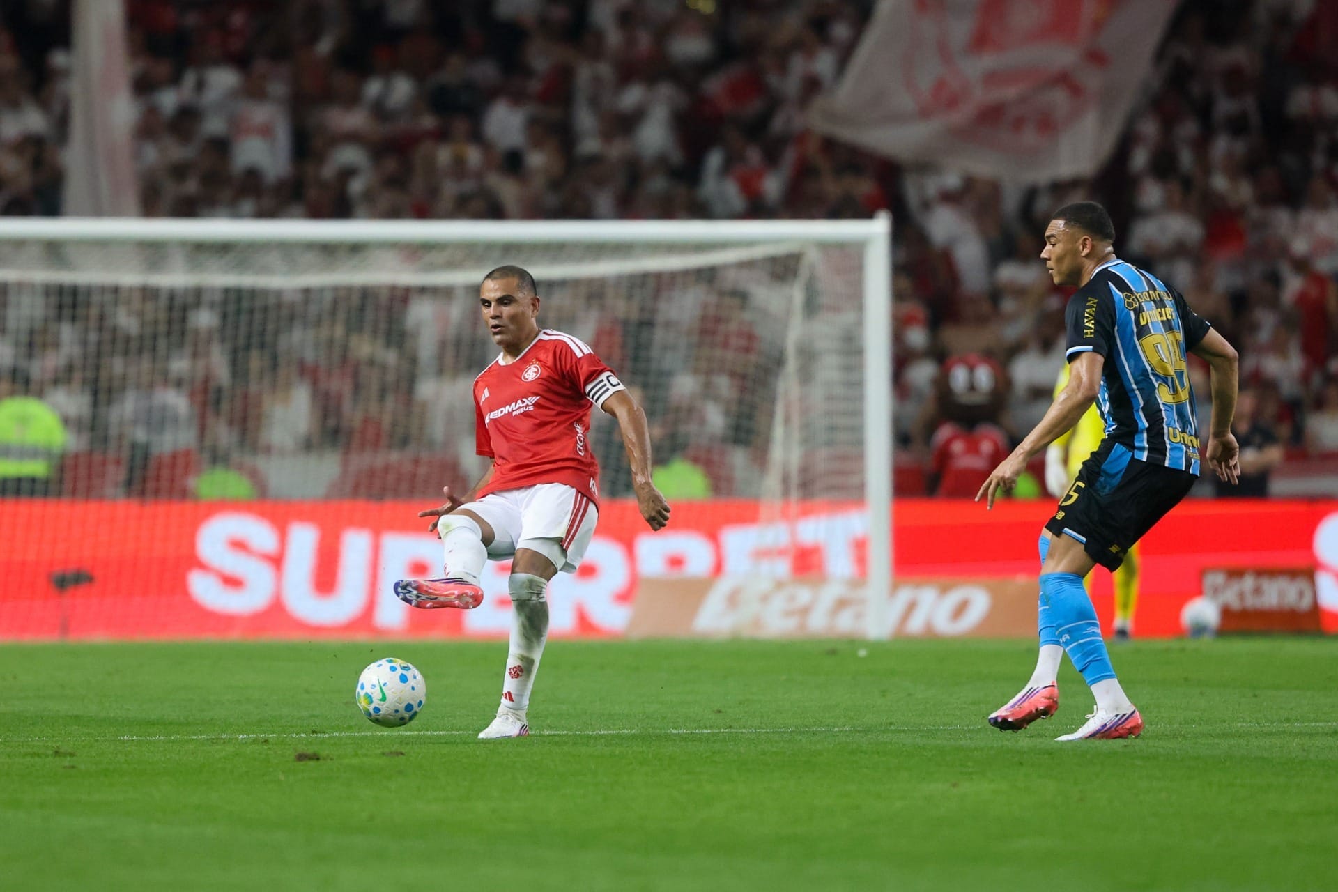 Capitão do Inter dispara contra arbitragem em Gre-Nal: “Irresponsabilidade” - QTU Questões do Universo