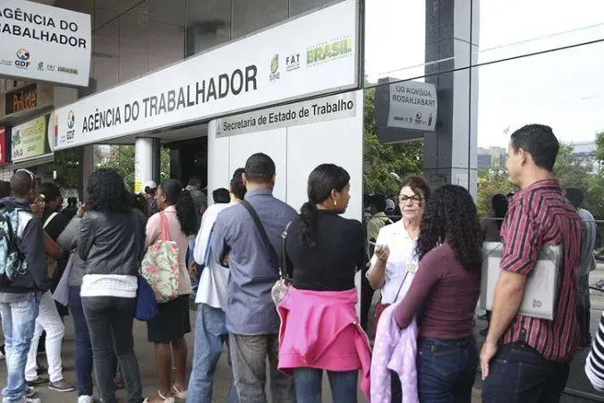Desemprego no Brasil fica em 5,3% no trimestre encerrado em julho - QTU Questões do Universo