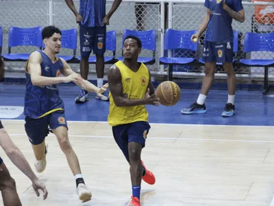 Thompson é liberado para estrear pelo São José após problemas com visto