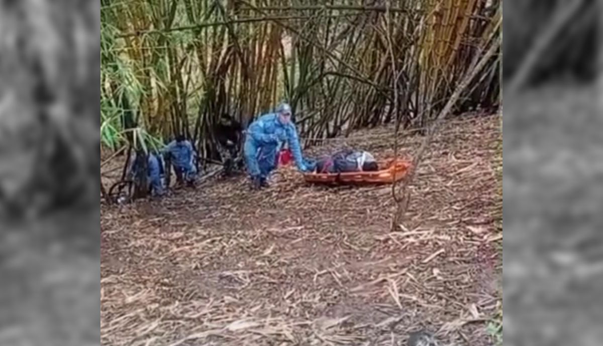 VÍDEO: ciclista é resgatada pelos Bombeiros após cair de barranco