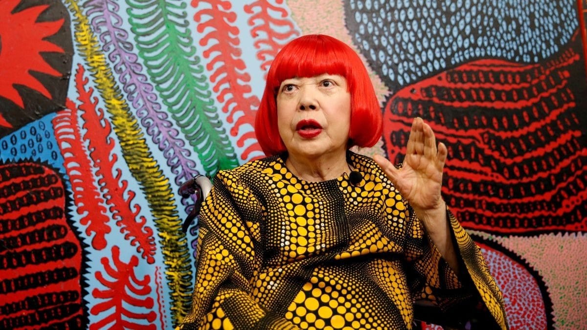 Morre Yayoi Kusama, a artista japonesa que pintou o infinito - QTU Questões do Universo