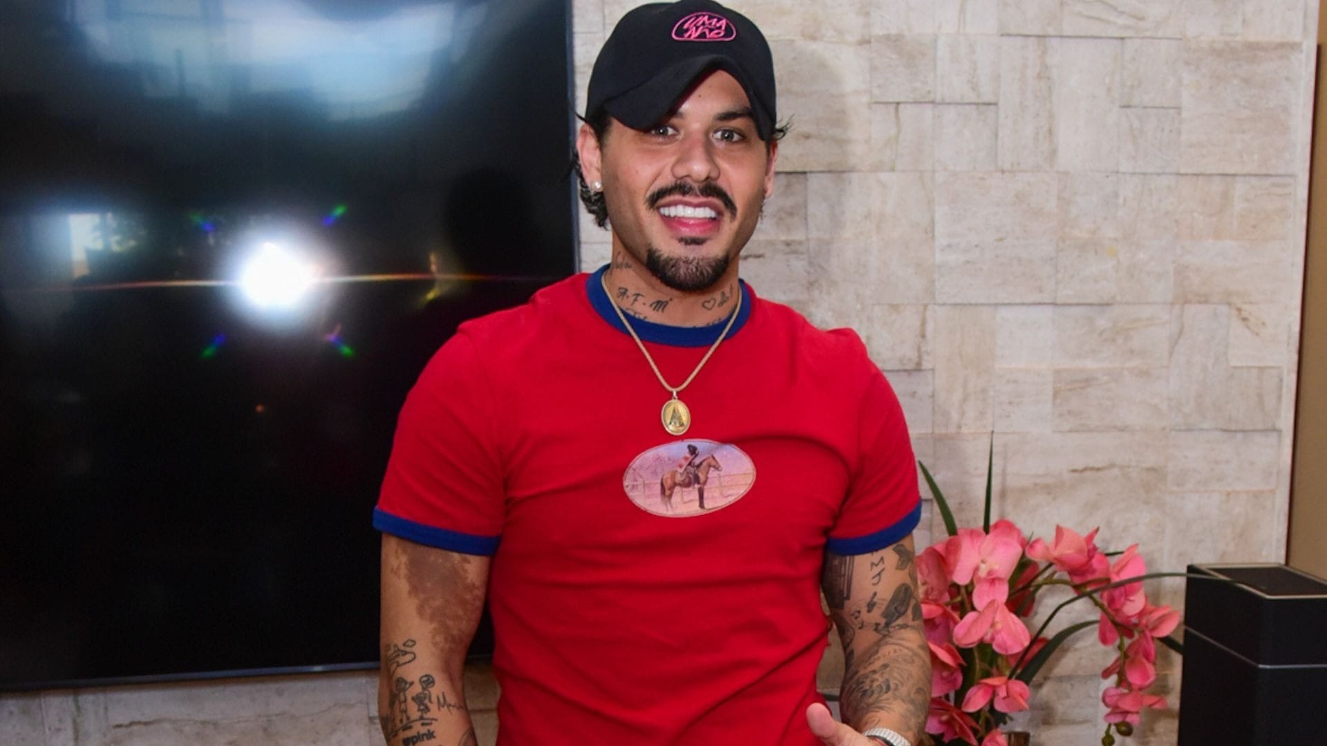 Zé Felipe ironiza boatos sobre uso de drogas: "Twitter é a mais pesada"