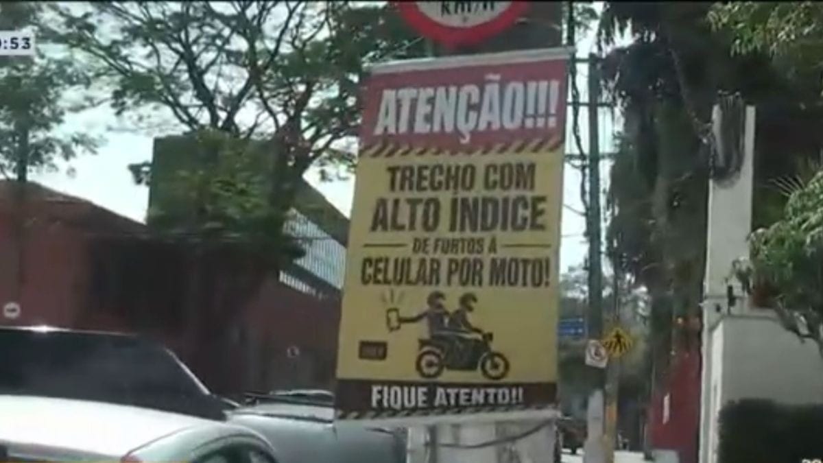Faixas que alertam risco de assaltos são espalhadas na Zona Sul de SP