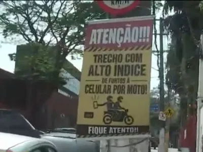 Faixas que alertam risco de assaltos são espalhadas na Zona Sul de SP