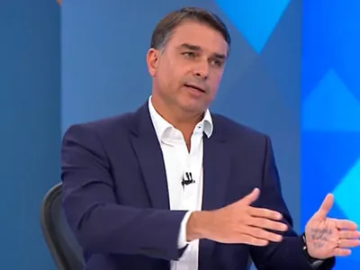 O que Flávio Bolsonaro escreveu na 'cola de mão' em sabatina na Globo?