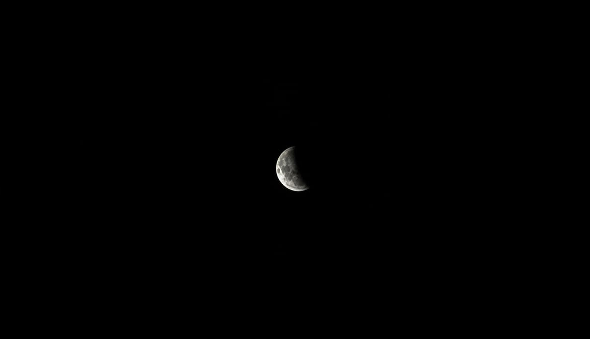 Vídeo: Eclipse lunar parcial é visto em boa parte do Paraná