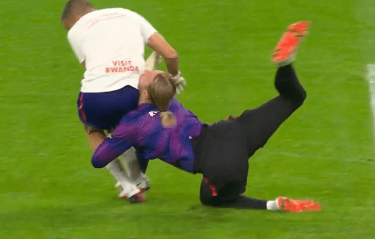 Goleiro do PSG sofre trombada bizarra em aquecimento - QTU Questões do Universo