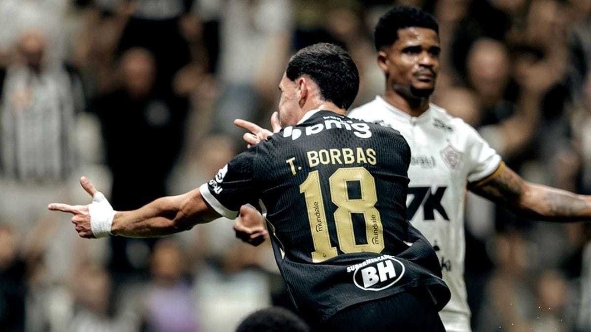 Atlético bate o Vitória em jogo de falhas e golaço no Brasileirão