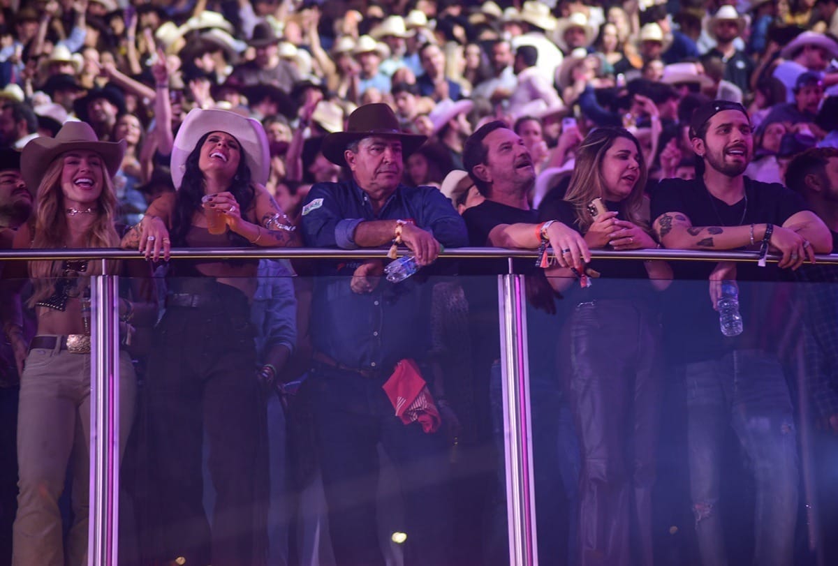 Ana Castela e Gustavo Mioto são flagrados lado a lado em show; veja fotos