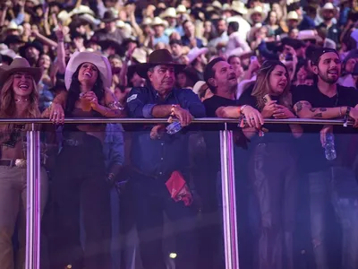 Ana Castela e Gustavo Mioto são flagrados lado a lado em show; veja fotos