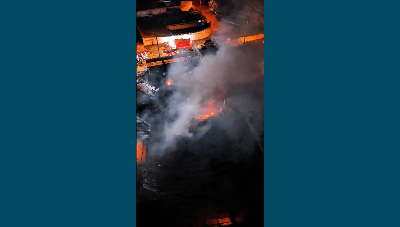 VÍDEO: incêndio de grandes proporções atinge comércio de peças automotivas