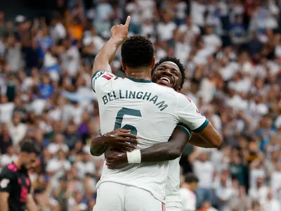 Bellingham brilha, Vini participa de gol e Real Madrid atropela o Málaga