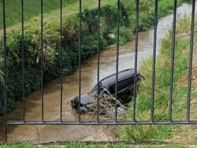 Carro cai no Córrego Vidoca após motorista perder o controle em Sjcampos