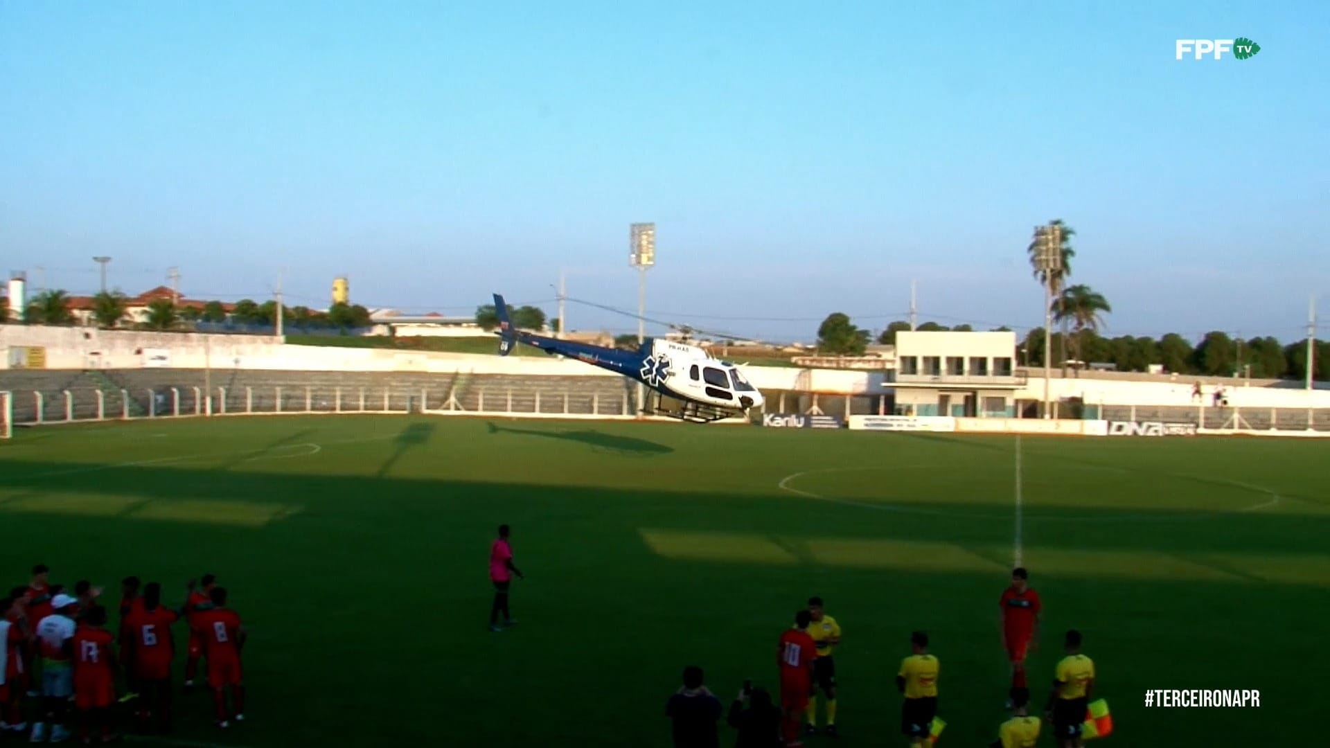 Helicóptero do Samu pousa em campo e paralisa jogo no Paraná