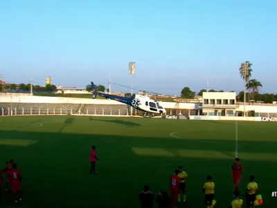 Helicóptero do Samu pousa em campo e paralisa jogo no Paraná