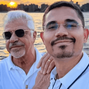 Lulu Santos faz viagem romântica com marido e brinca com próprias músicas