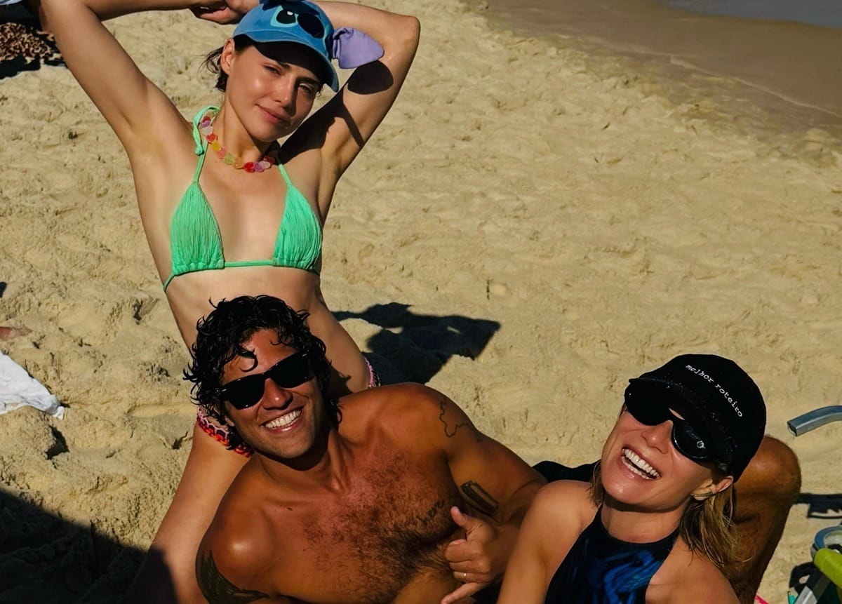 Mariana Ximenes curte praia com Chay Suede e Letícia Colin - QTU Questões do Universo
