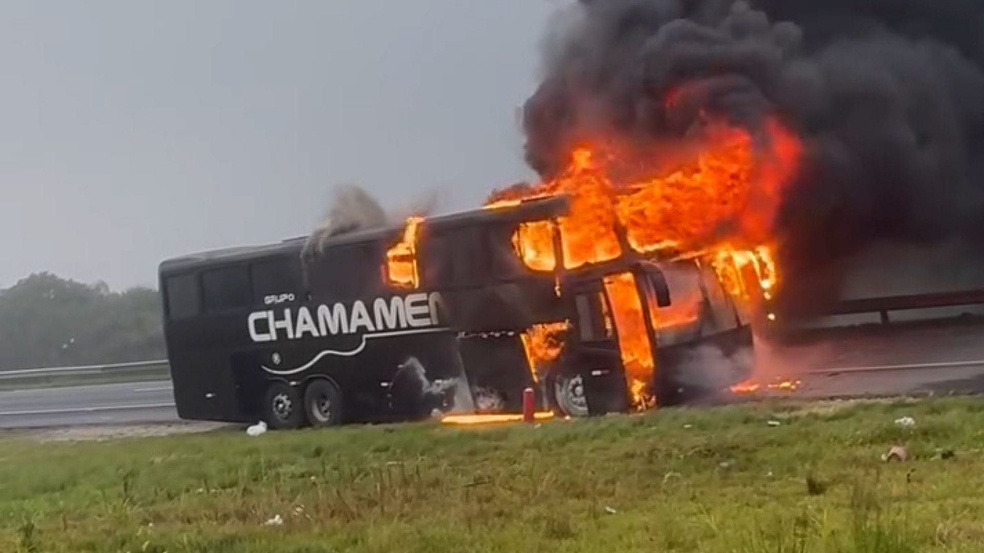 Vídeo mostra ônibus de banda em chamas na BR-376, em São Luiz do Purunã - QTU Questões do Universo