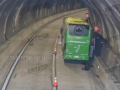 Ônibus com 49 passageiros fica 2h30 parado em túnel da tamoios após pane