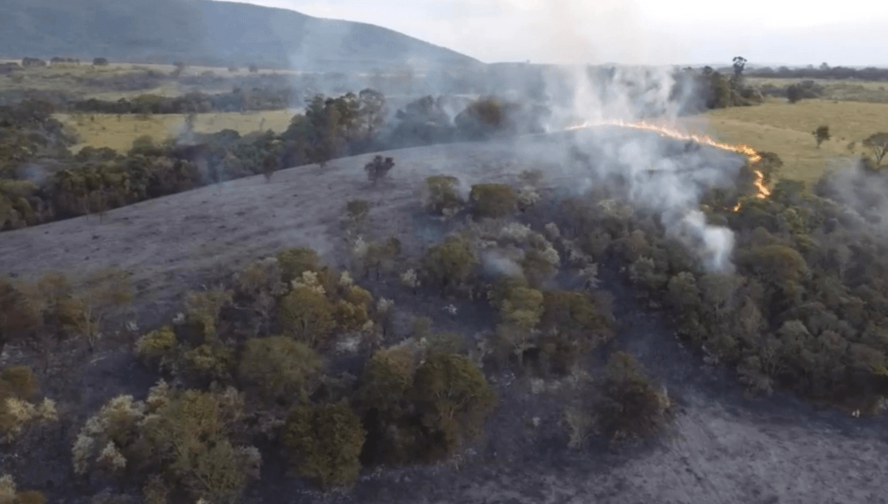 VÍDEOS: incêndio atinge Serra do Japi e mobiliza helicóptero Águia da PM