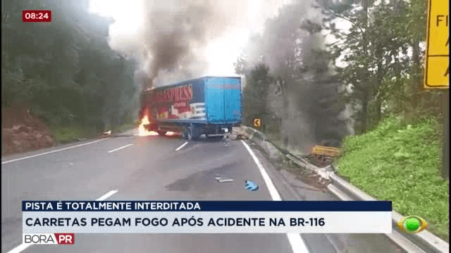 Acidente entre carretas fecha BR-116 em Campina Grande do Sul