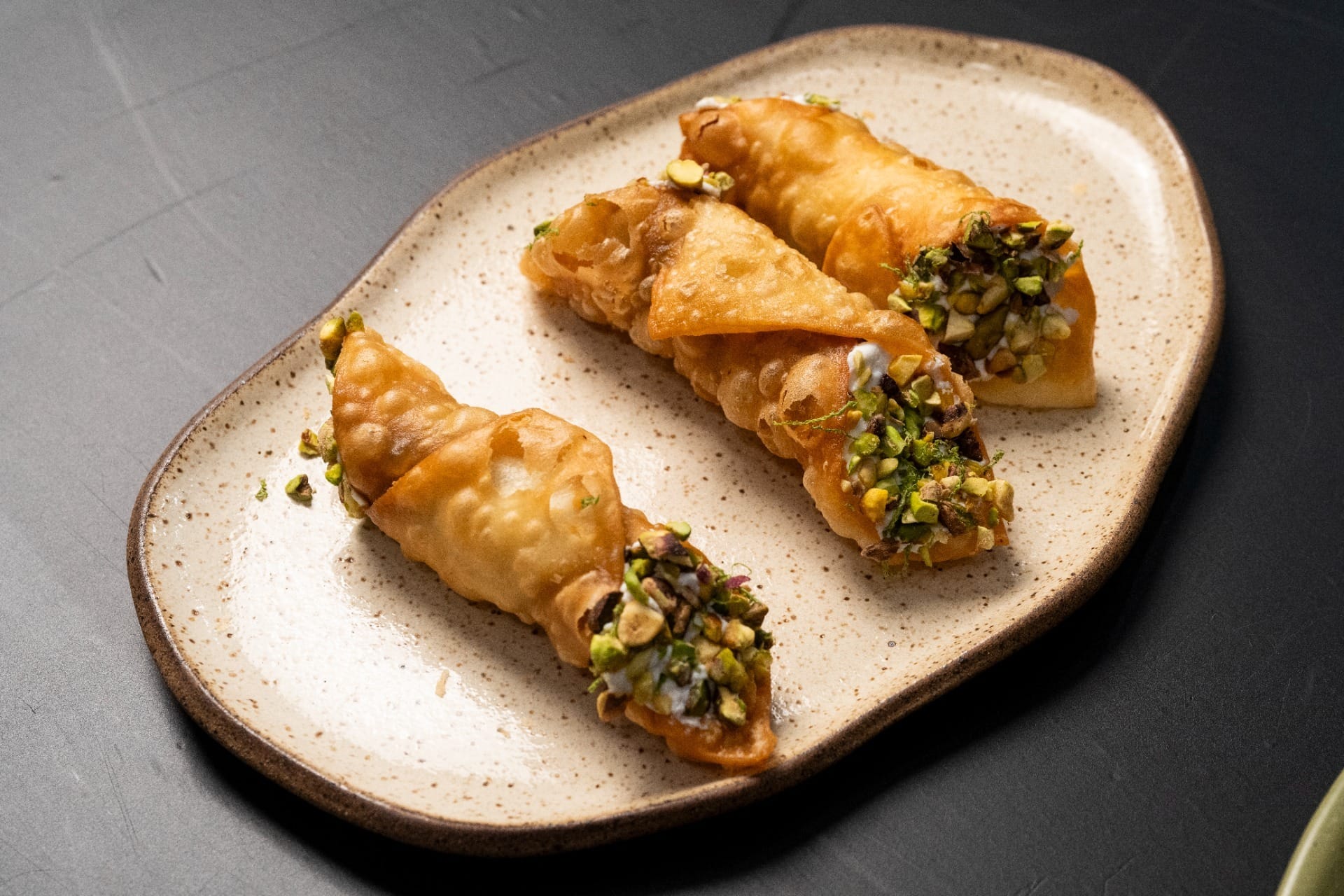 Cannoli salgado de carne de sol com berinjela, creme de ricota e pistache | Band Receitas