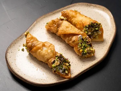 Cannoli salgado de carne de sol com berinjela, creme de ricota e pistache | Band Receitas