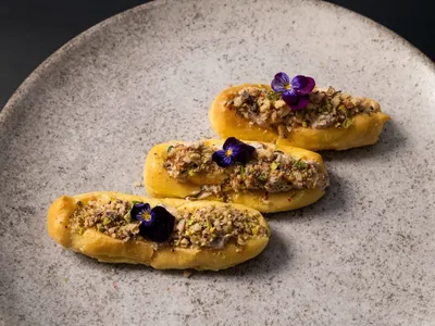 Éclair salgada de creme de queijo com mix de castanhas | Band Receitas