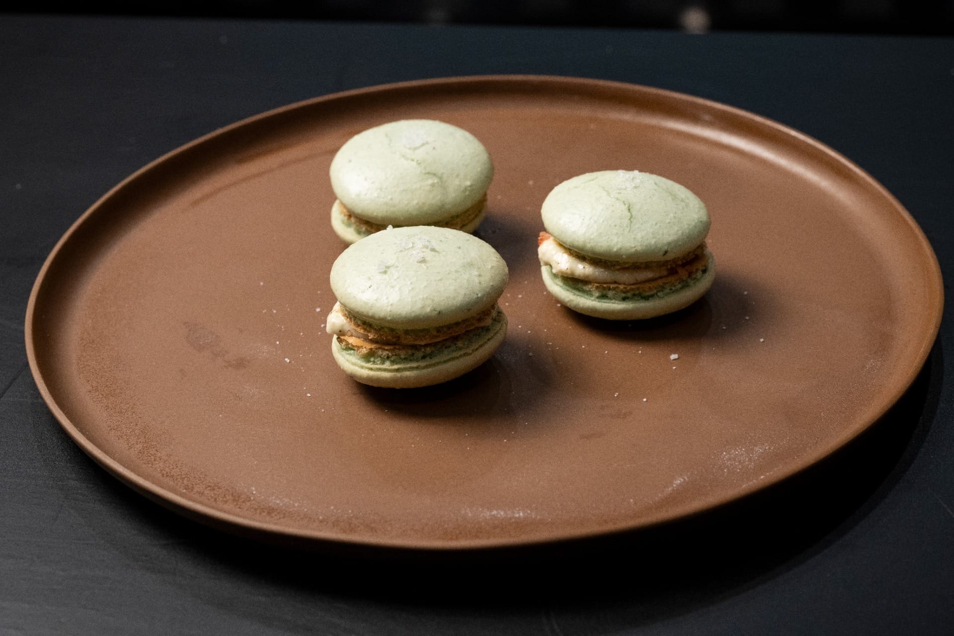 Macaron de coentro com recheio de queijo cremoso, pimentas e crispy de carne seca | Band Receitas