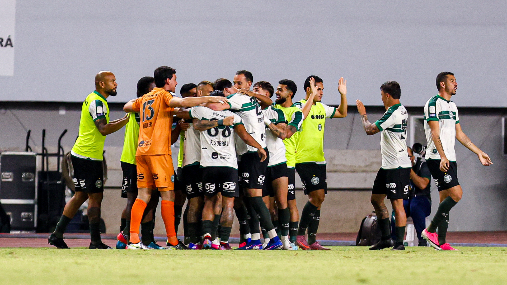 Pedro Rocha decide no fim, e Coritiba vence o Remo em jogo de cinco gols