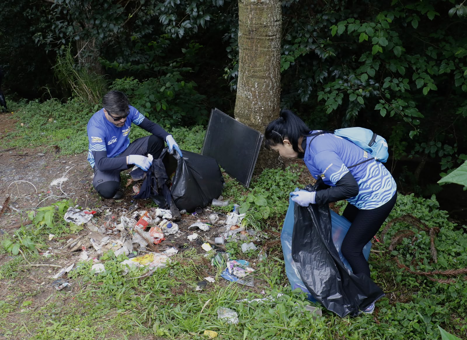 Mutirão retira 2 toneladas de lixo de riacho no Alto Boqueirão
